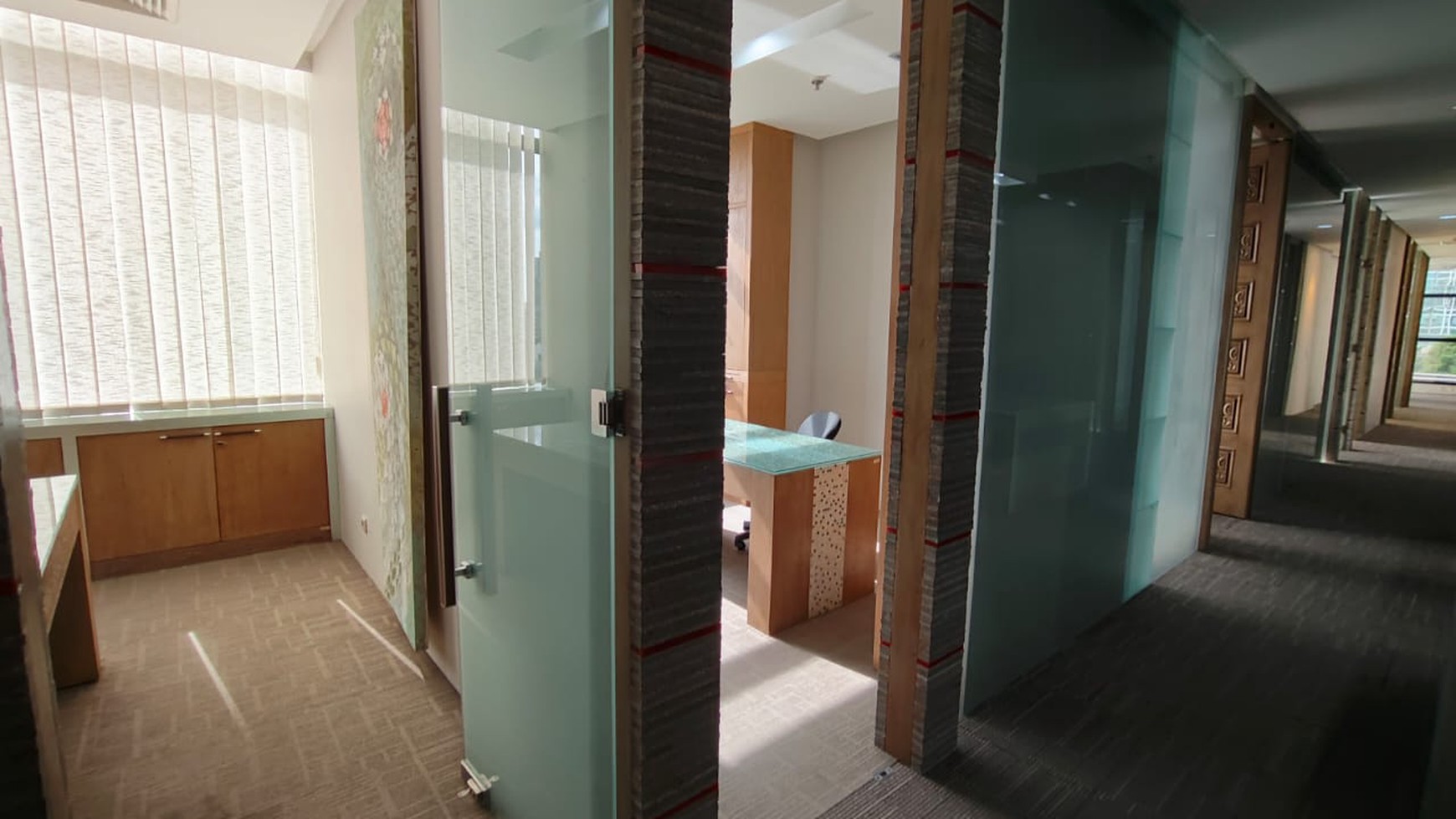 Office Plaza Mutiara Mega Kuningan, direct access ke Hotel JW Marriot, luas : 244 m2, furnished, banyak sekat, cocok untuk coworking space,,