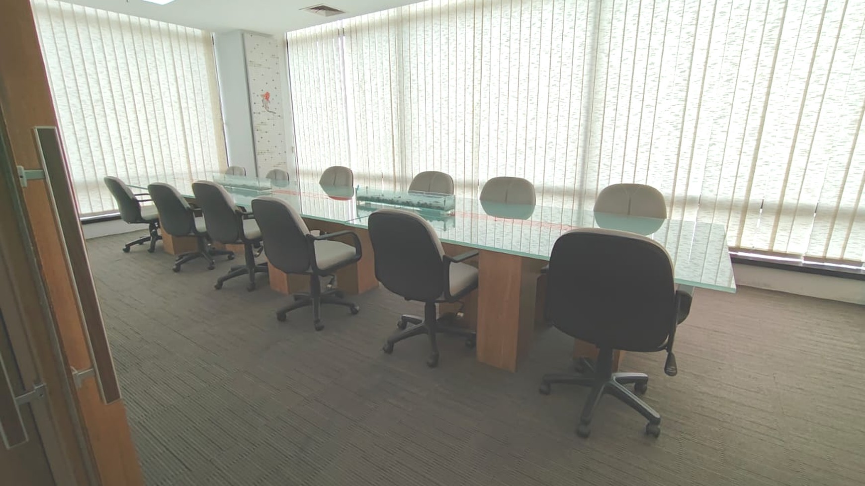Office Plaza Mutiara Mega Kuningan, direct access ke Hotel JW Marriot, luas : 244 m2, furnished, banyak sekat, cocok untuk coworking space,,