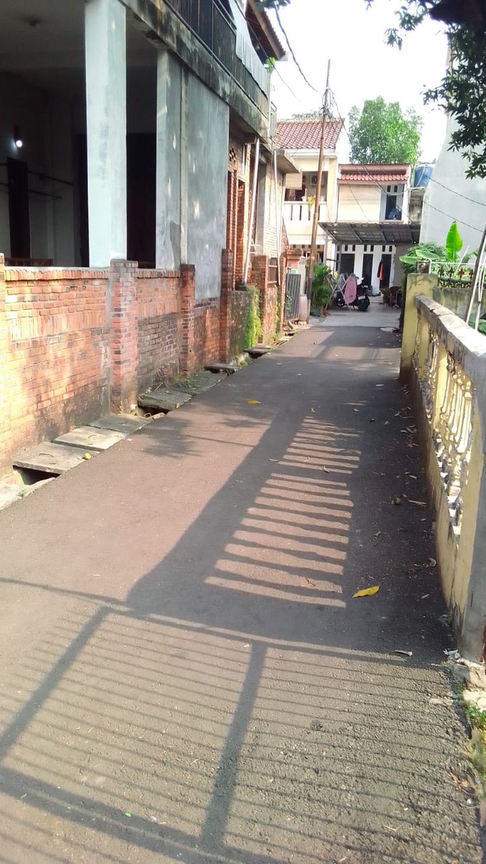 Di Jual Tanah sekaligus Rumah Siap Huni dengan Hunian Nyaman dan Asri di Jakarta Barat