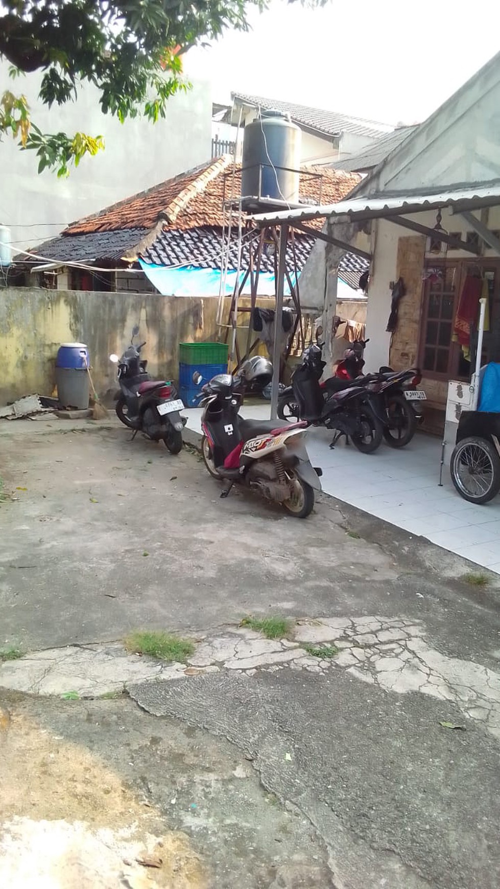 Di Jual Tanah sekaligus Rumah Siap Huni dengan Hunian Nyaman dan Asri di Jakarta Barat