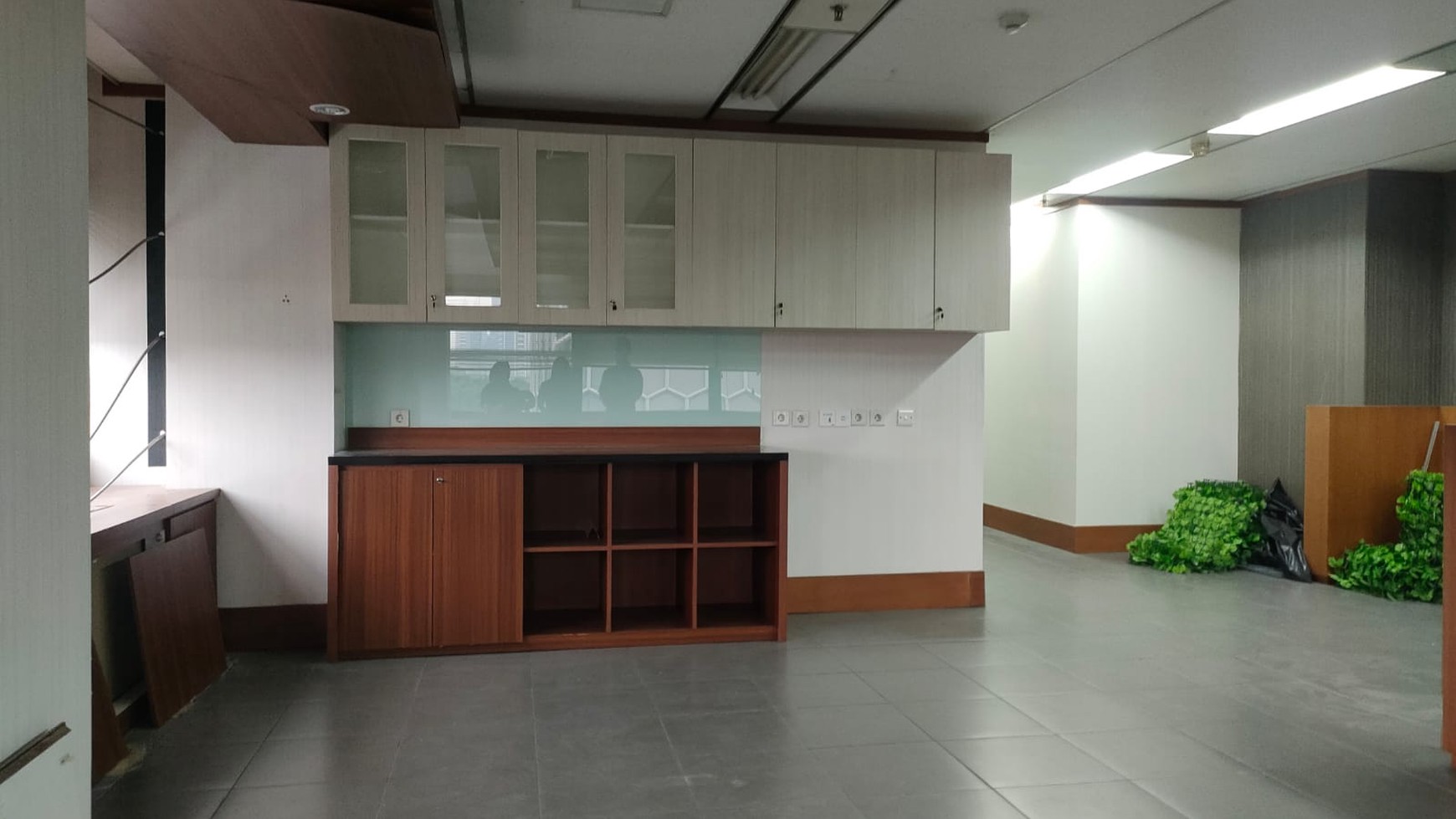 Kantor Atrium Mulia Kuningan, luas 200 m2, furnished, ready to occupied, selangkah menuju LRT Setiabudi, askes alternatif Bebas Ganjil-Genap