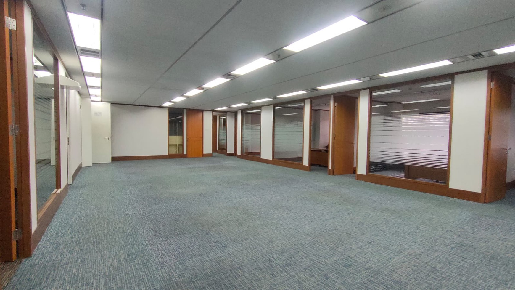 Kantor Atrium Mulia Kuningan, luas 200 m2, furnished, ready to occupied, selangkah menuju LRT Setiabudi, askes alternatif Bebas Ganjil-Genap