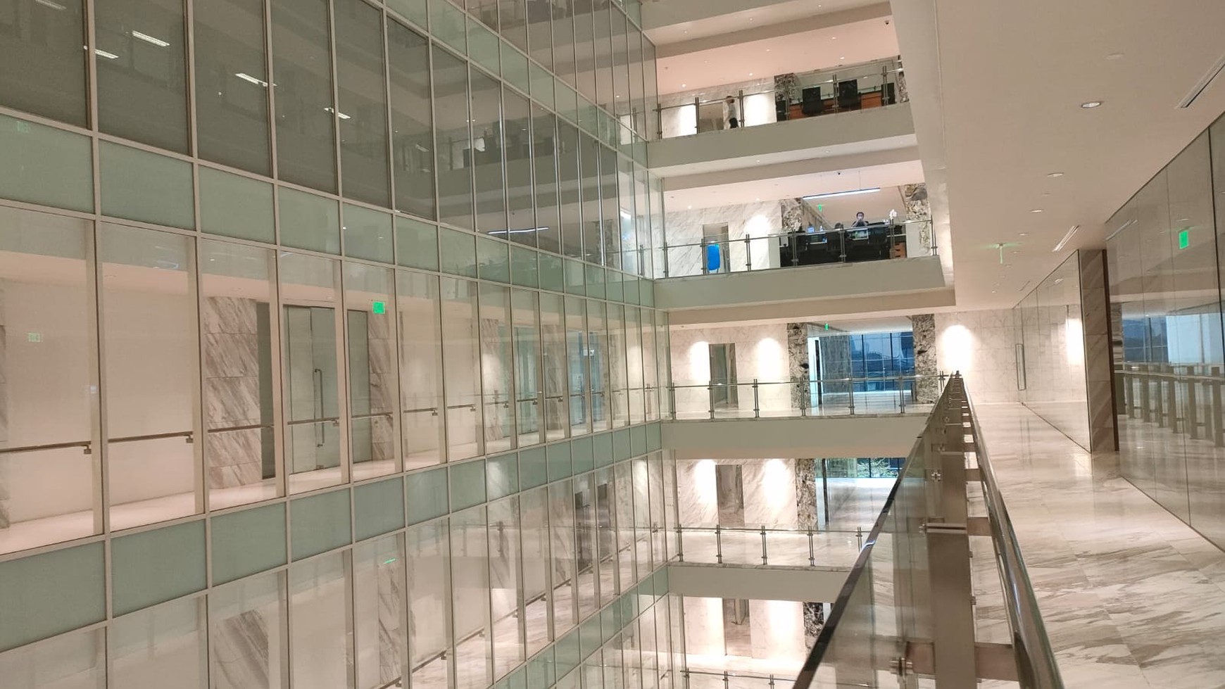 Kantor Atrium Mulia Kuningan, luas 200 m2, furnished, ready to occupied, selangkah menuju LRT Setiabudi, askes alternatif Bebas Ganjil-Genap