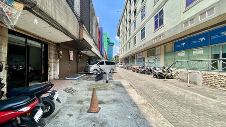 Ruko Gandeng Harmoni  Jakpus 9 m x 16 m,  di dalam kompleks Harmoni Plaza , Harga di Bawah NJOP, deket Halte Harmoni
