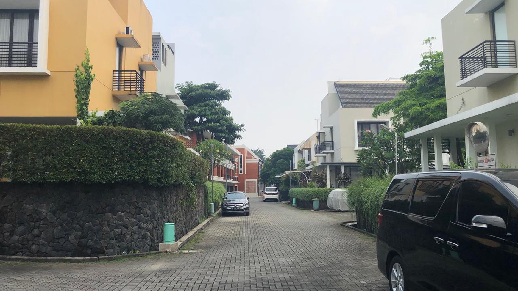Rumah Eksklusif dengan Akses Kolam Renang di Teras Bintaro! Harga NEGO!