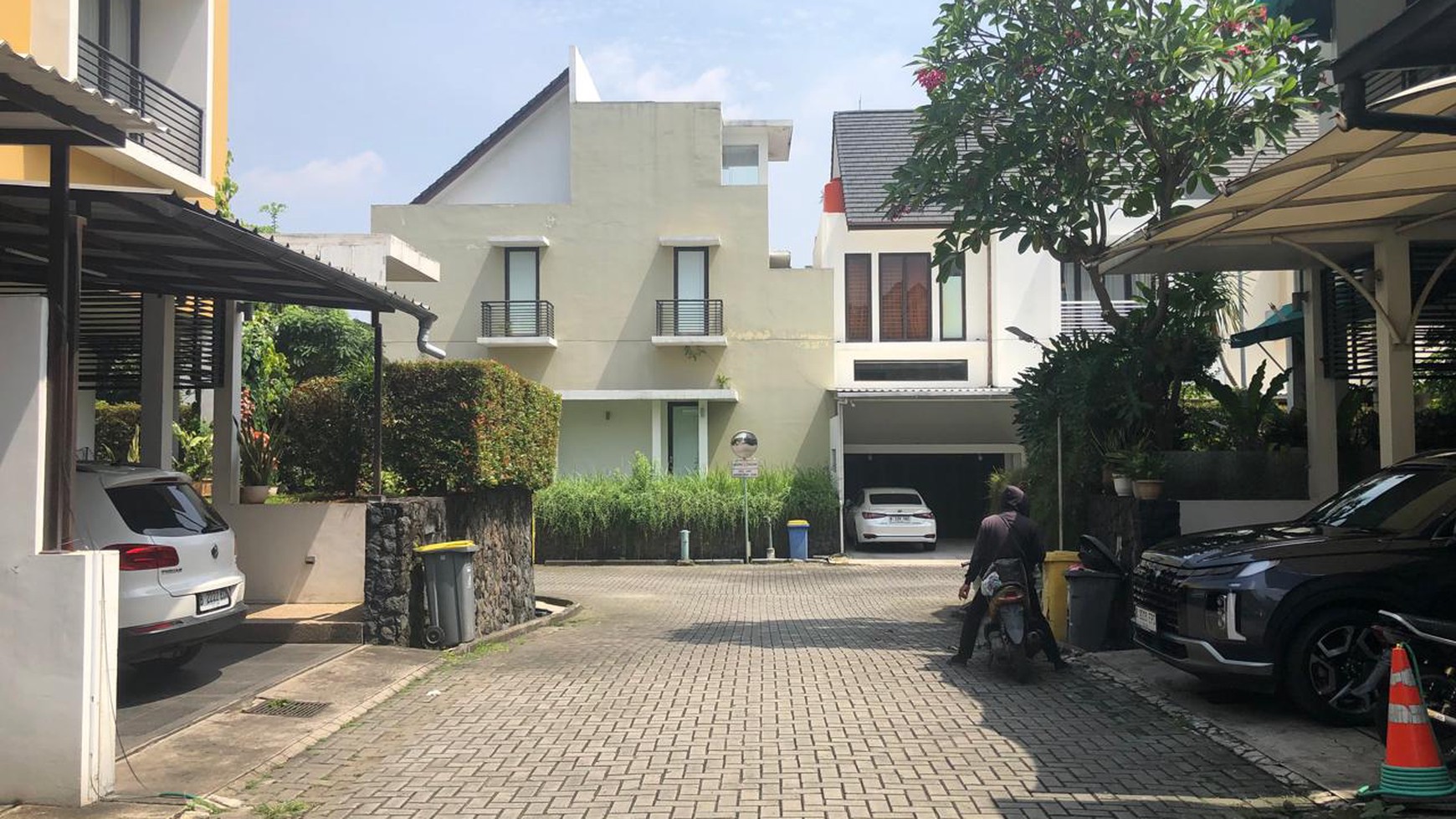 Rumah Eksklusif dengan Akses Kolam Renang di Teras Bintaro! Harga NEGO!