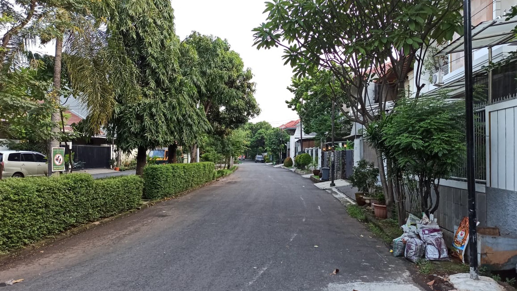 Rumah Mewah dan Luas di Taman Aries! Siap Huni dengan Material Premium!