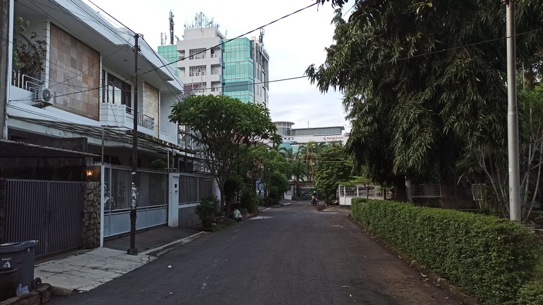 Rumah Mewah dan Luas di Taman Aries! Siap Huni dengan Material Premium!