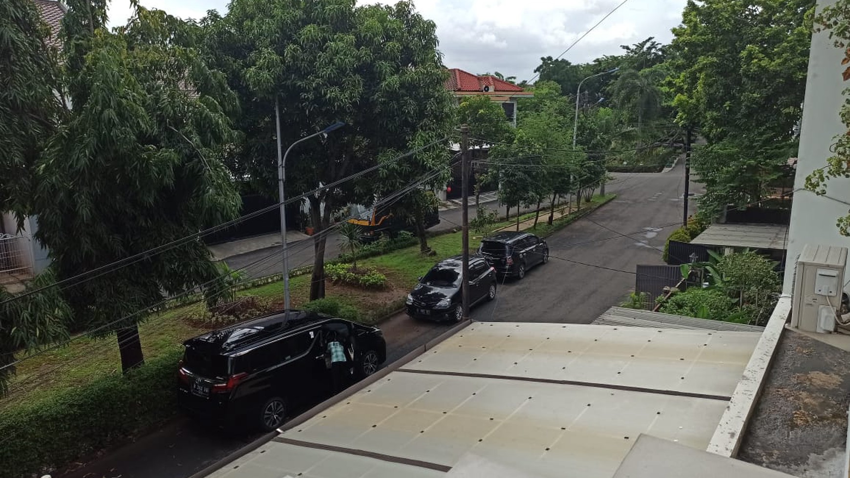 Rumah Mewah dan Luas di Taman Aries! Siap Huni dengan Material Premium!