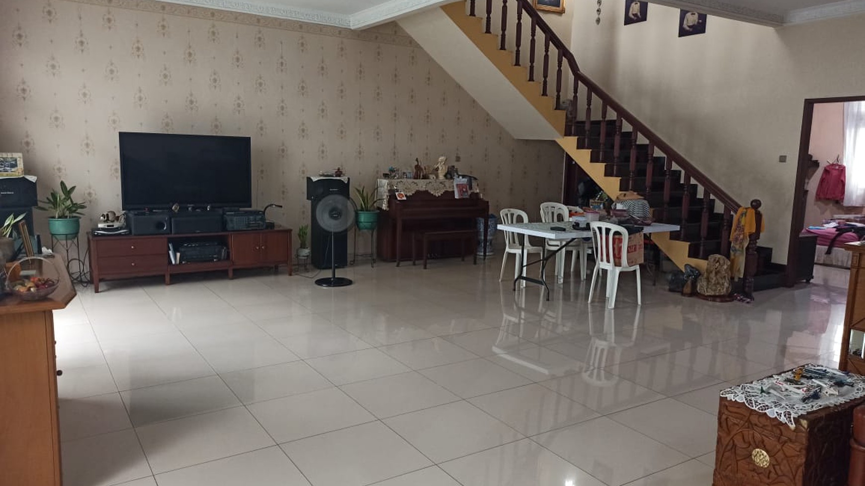 Rumah Mewah dan Luas di Taman Aries! Siap Huni dengan Material Premium!