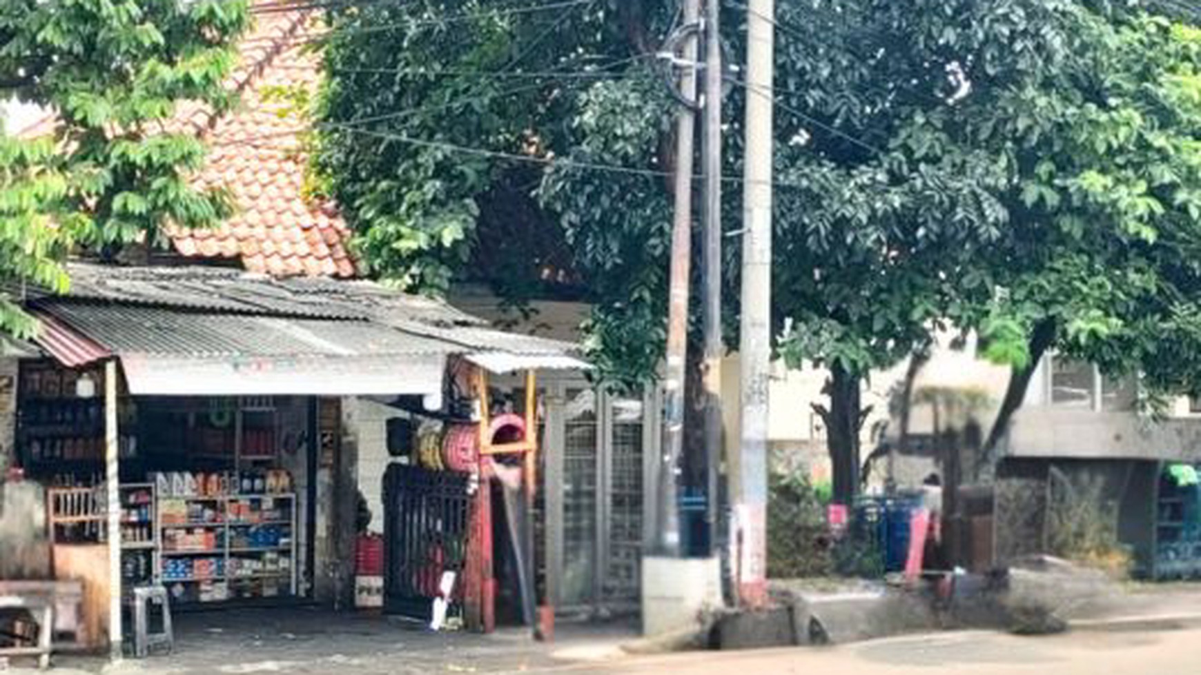 Rumah Tua Hitung Tanah dipinggir Jalan Besar Daerah Jalan Raya Bogor 