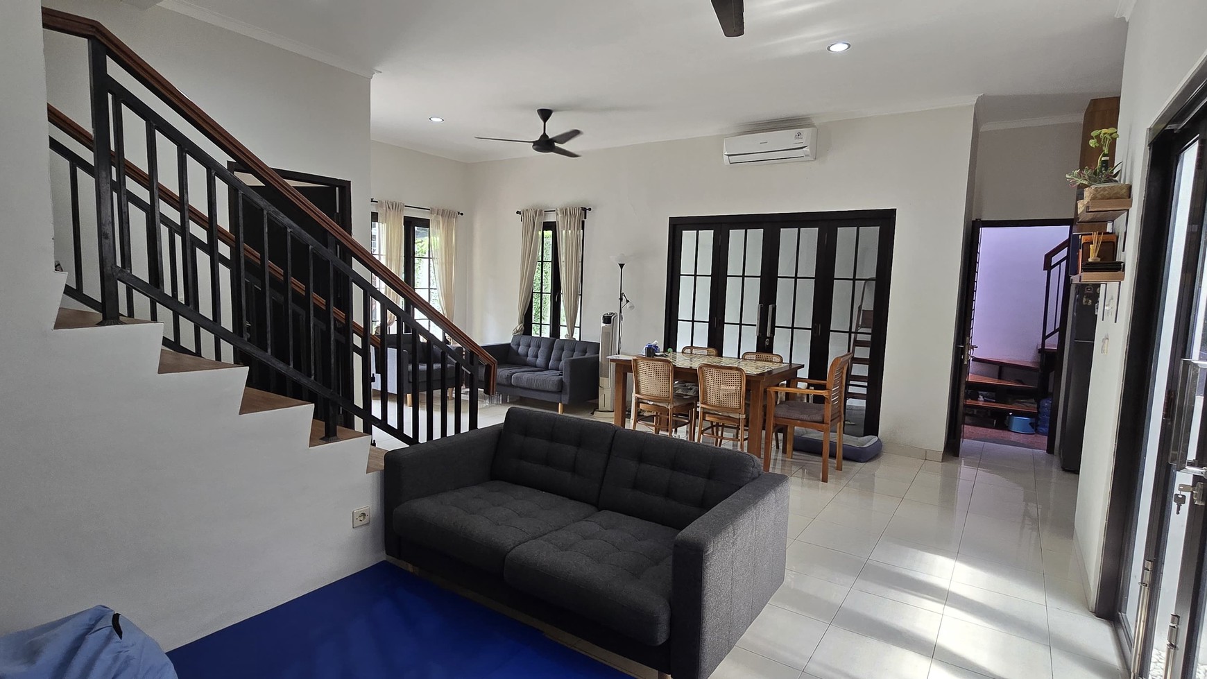 Rumah tidak nempel tetangga di Kencana Loka BSD City