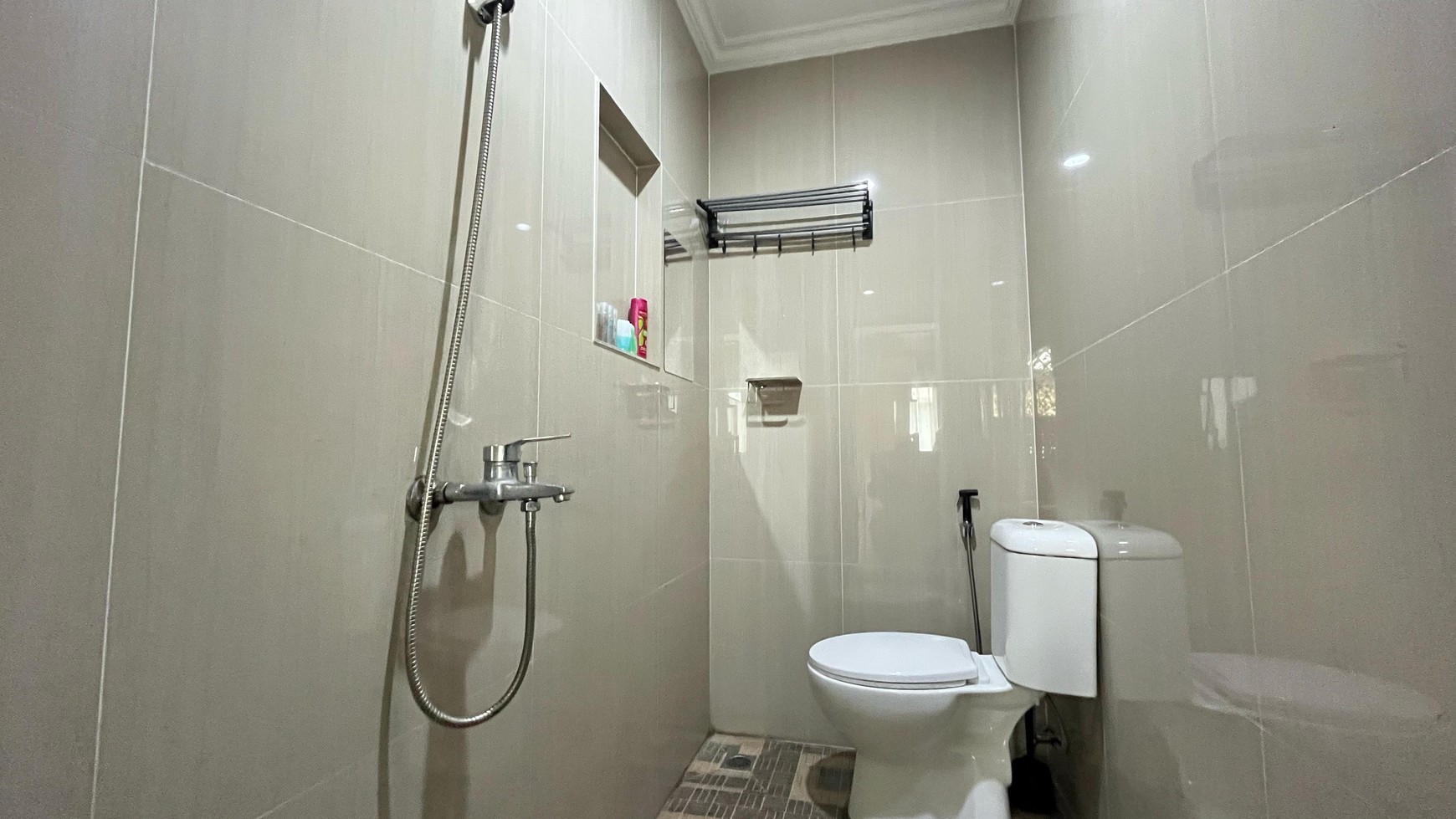 Rumah 3 Lantai Full Furnished di Jagakarsa Desain Minimalis Lengkap Rooftop Cantik