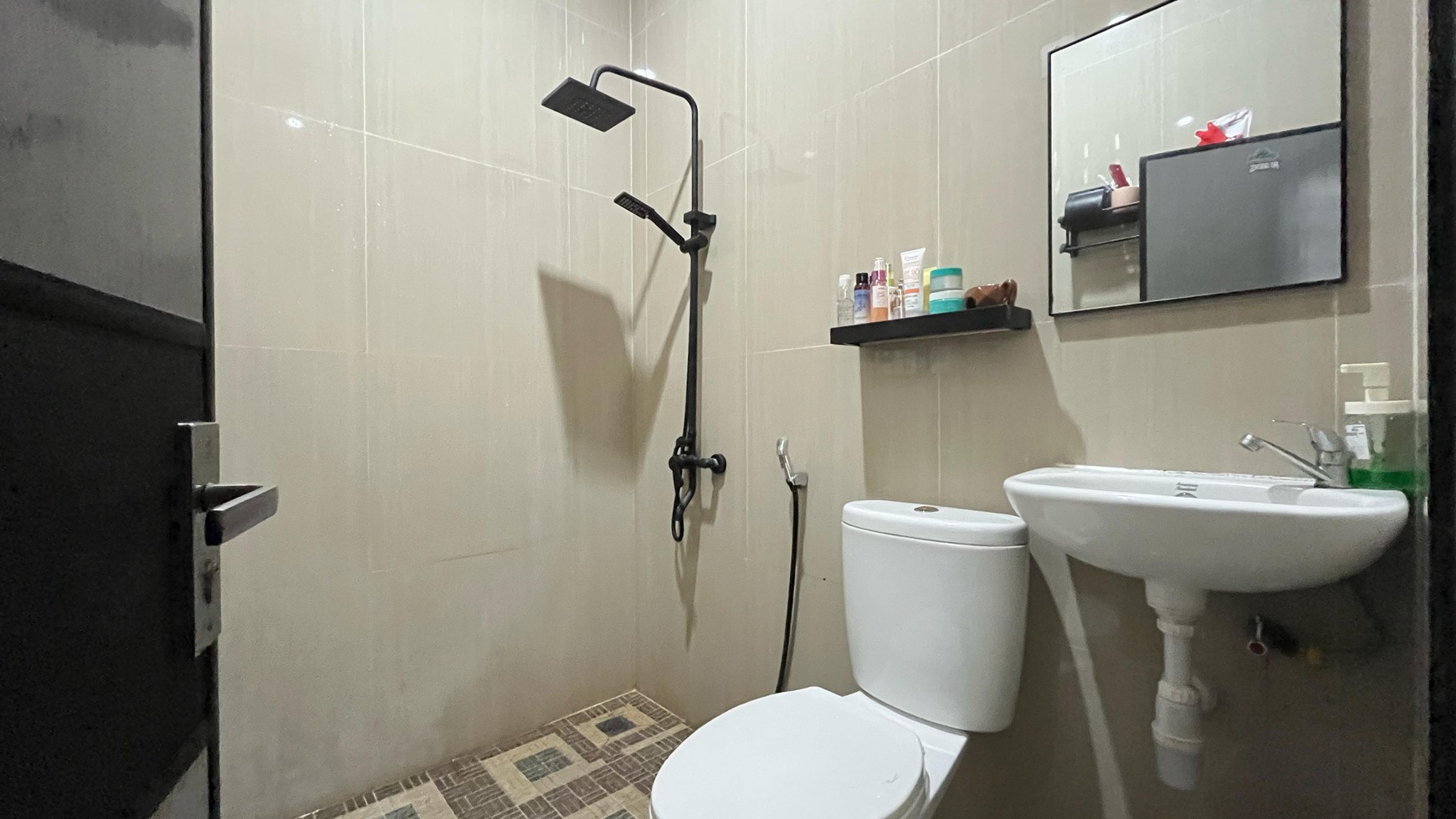 Rumah 3 Lantai Full Furnished di Jagakarsa Desain Minimalis Lengkap Rooftop Cantik