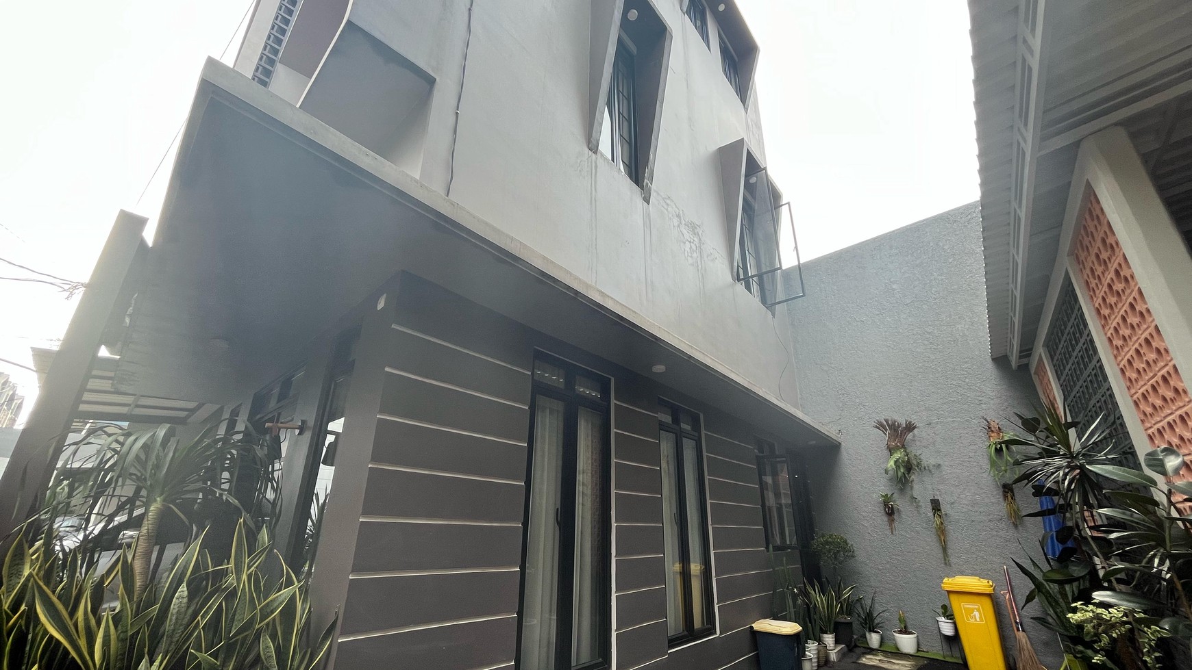 Rumah 3 Lantai Full Furnished di Jagakarsa Desain Minimalis Lengkap Rooftop Cantik