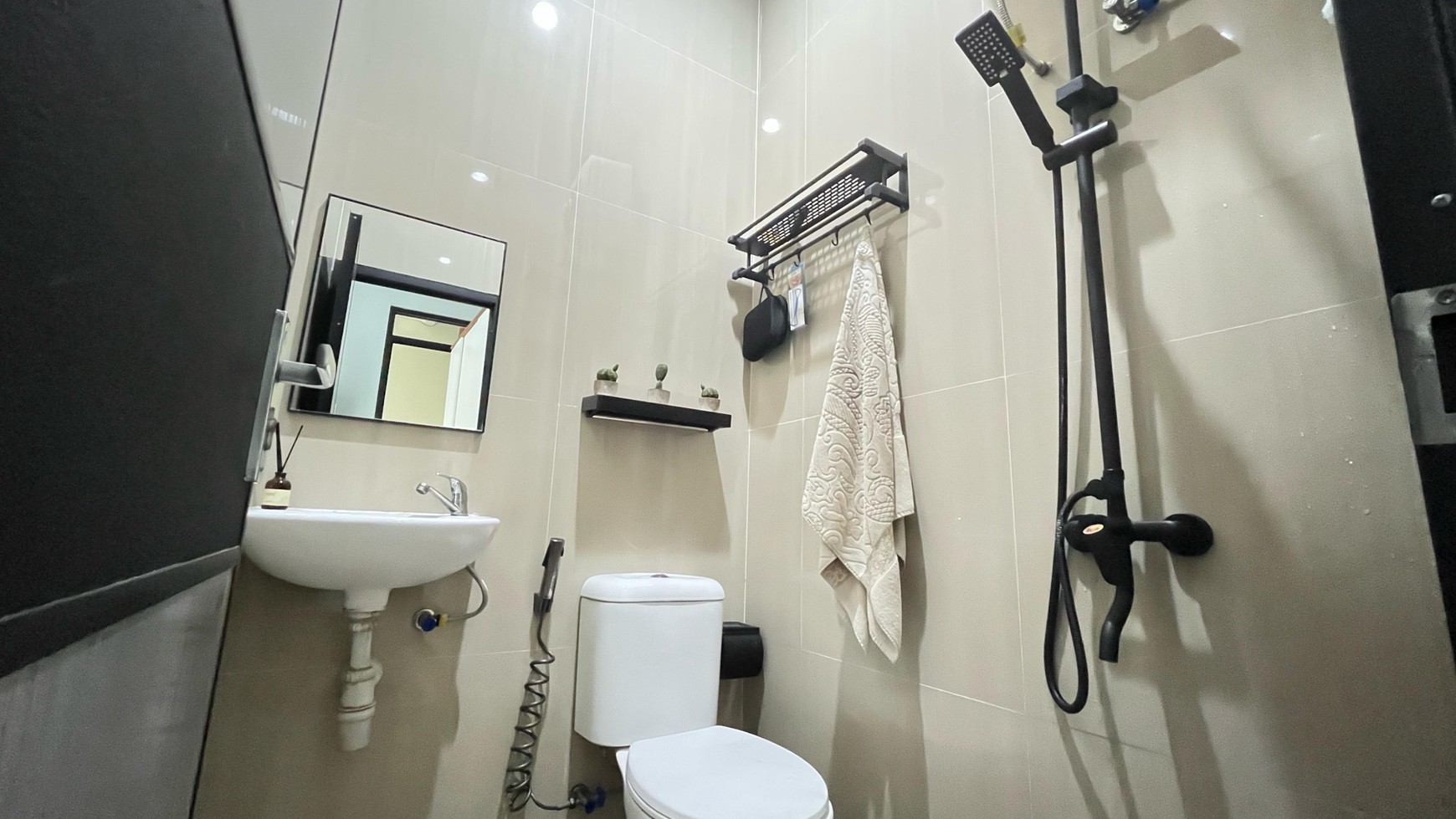 Rumah 3 Lantai Full Furnished di Jagakarsa Desain Minimalis Lengkap Rooftop Cantik