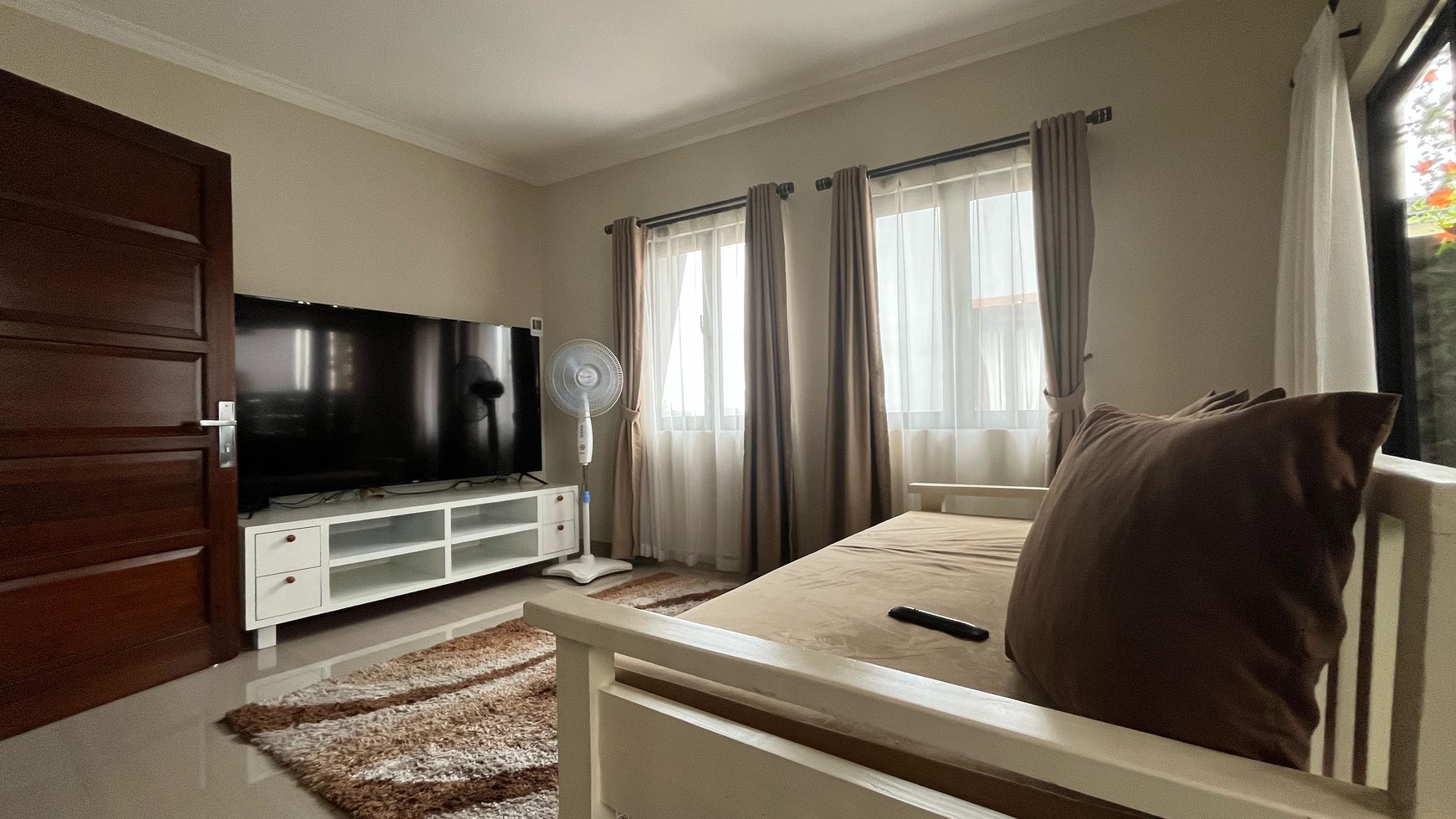 Rumah 3 Lantai Full Furnished di Jagakarsa Desain Minimalis Lengkap Rooftop Cantik