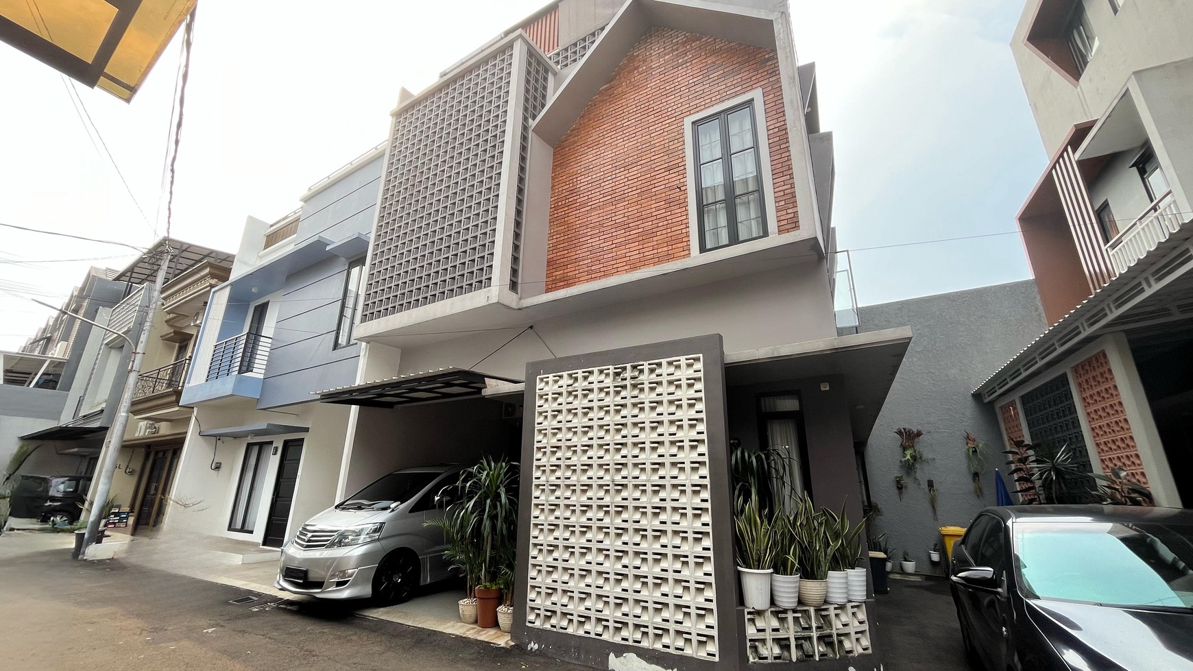 Rumah 3 Lantai Full Furnished di Jagakarsa Desain Minimalis Lengkap Rooftop Cantik