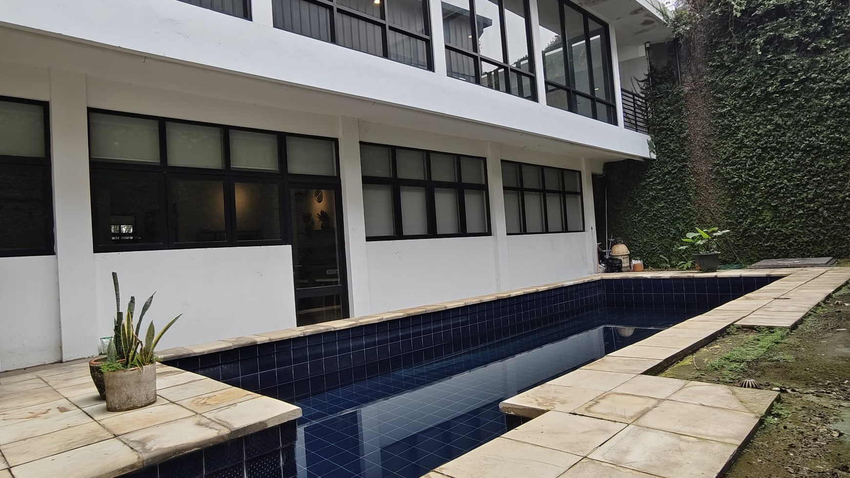DiJual Rumah Ruang Usaha Kantor di Jl. Permata Berlian Jakarta Selatan