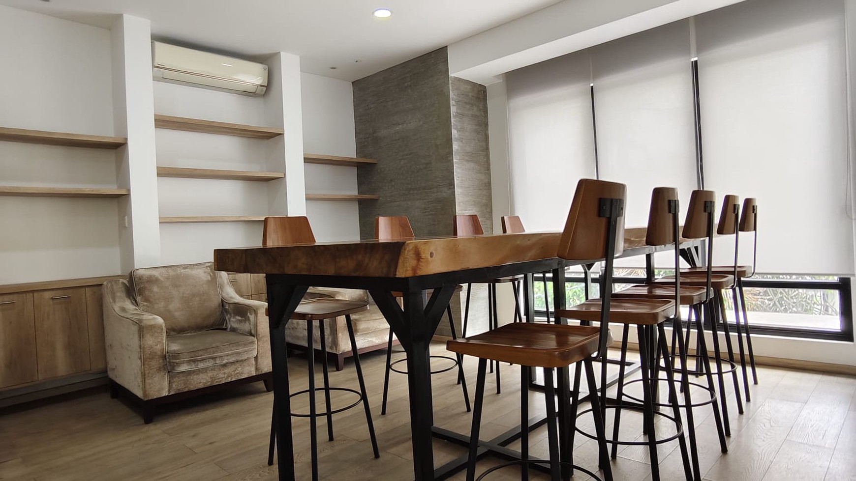 DiJual Rumah Ruang Usaha Kantor di Jl. Permata Berlian Jakarta Selatan