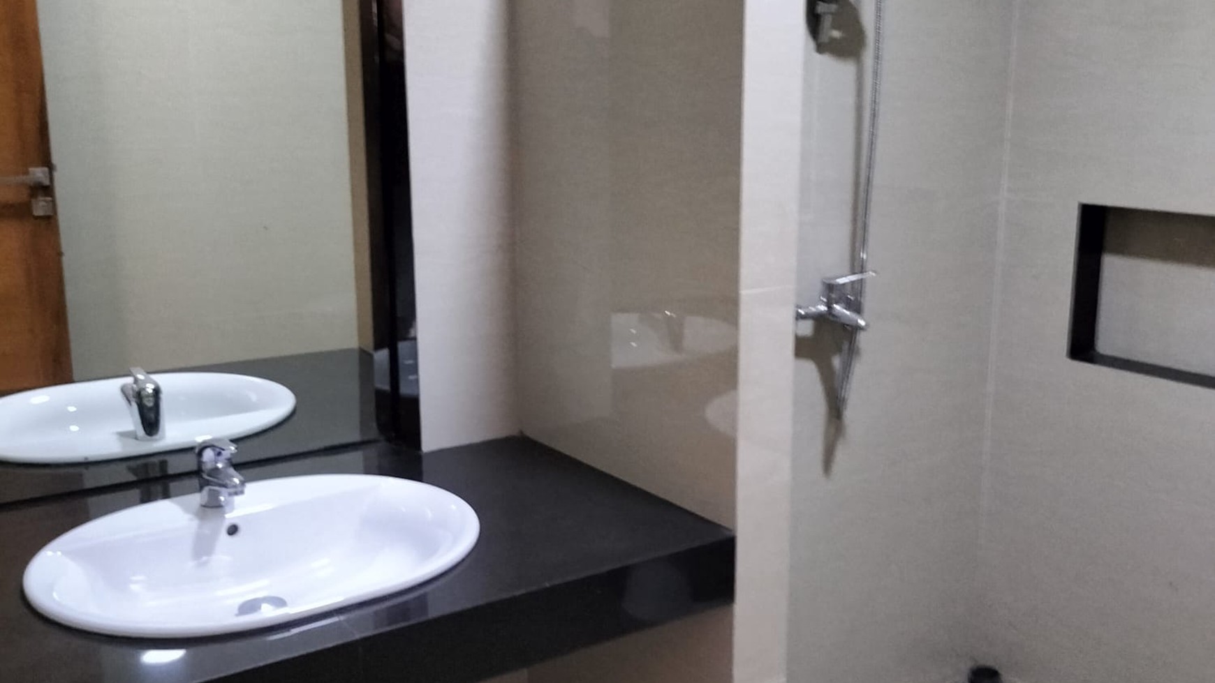Rumah Komplek di Budisari 3 Lantai Kota Bandung