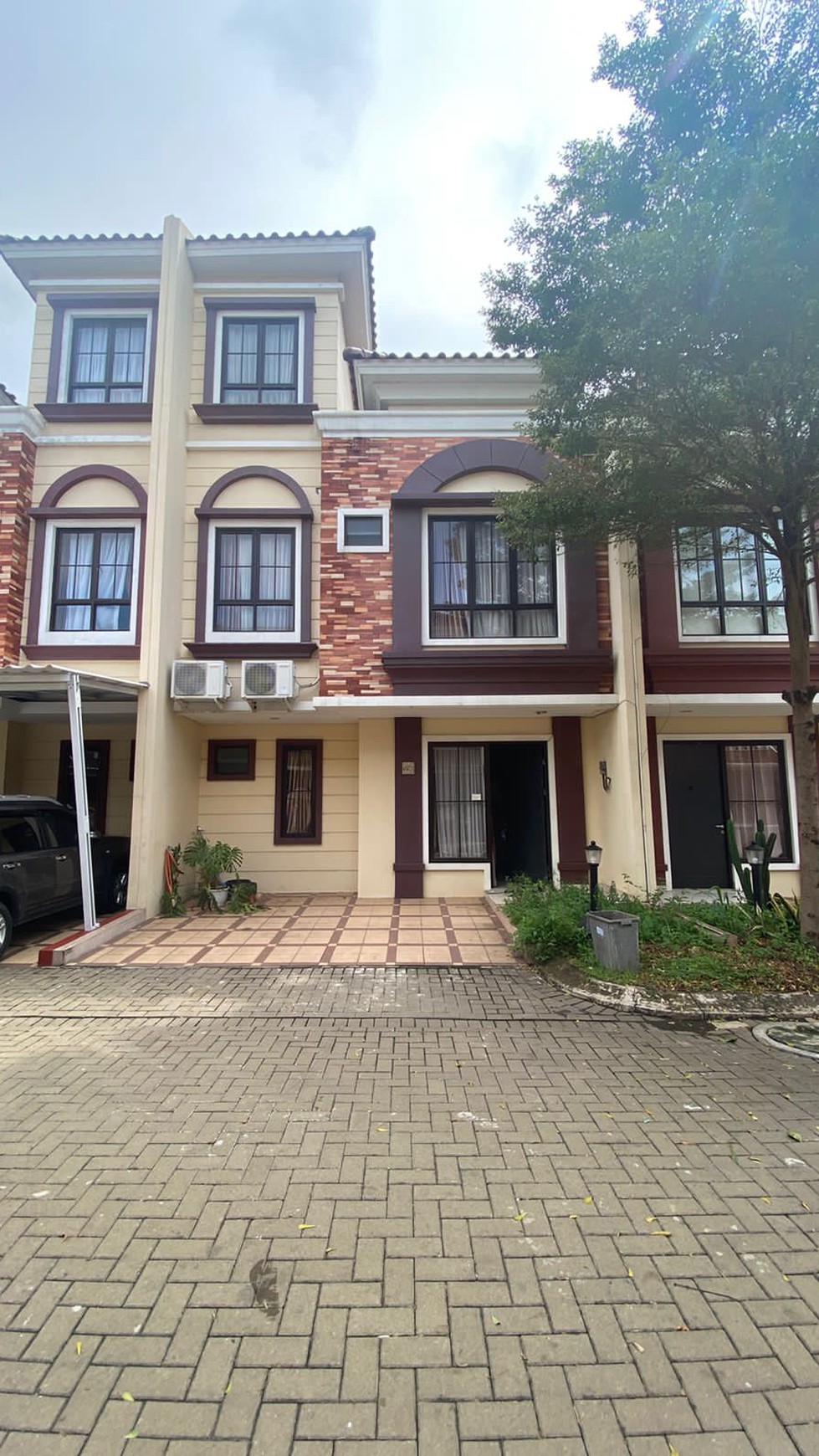 RUMAH DENGAN KONSEP MINIMALIS MODERN DI LOKASI STRATEGIS DI CLUSTER D'CATALUNA JABABEKA CIKARANG