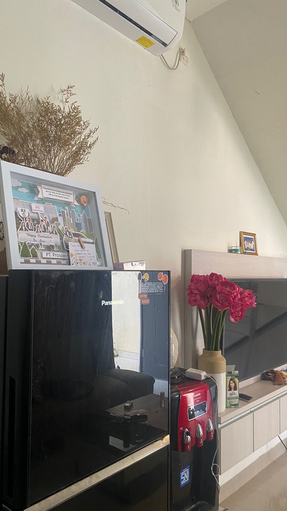 RUMAH DENGAN KONSEP MINIMALIS MODERN DI LOKASI STRATEGIS DI CLUSTER D'CATALUNA JABABEKA CIKARANG
