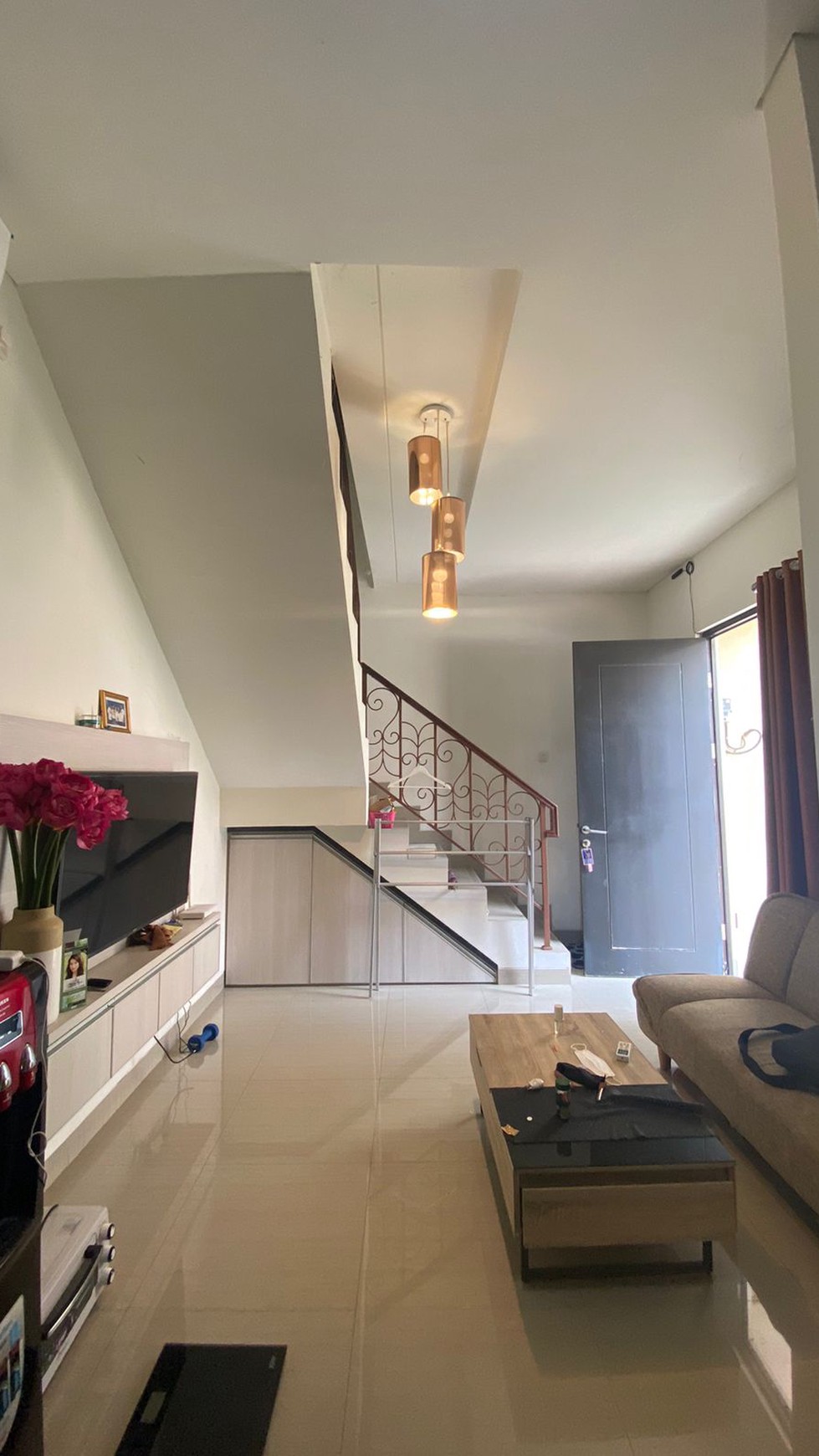 RUMAH DENGAN KONSEP MINIMALIS MODERN DI LOKASI STRATEGIS DI CLUSTER D'CATALUNA JABABEKA CIKARANG