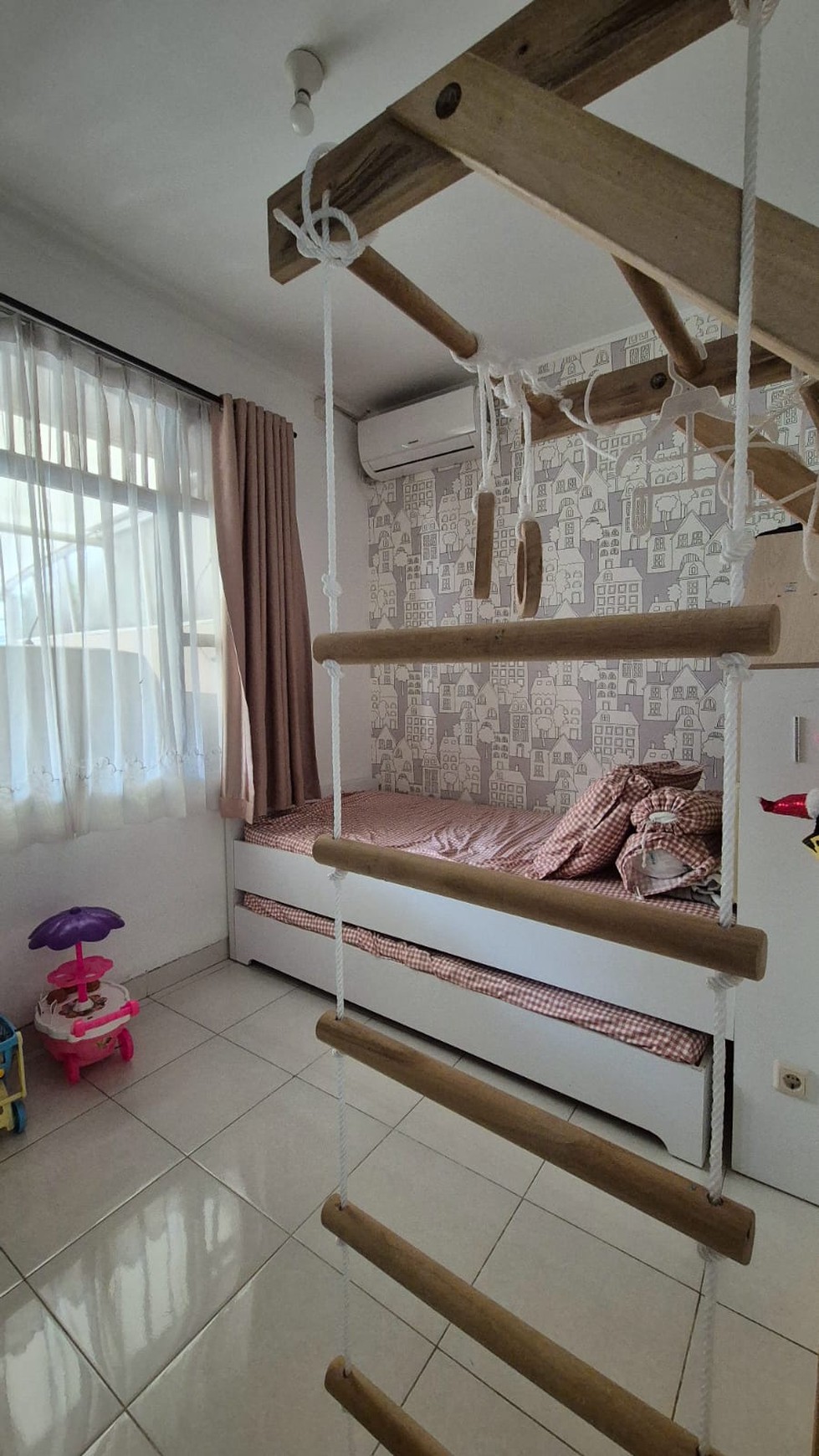 Rumah rapih siap huni di kawasan Nusa Loka BSD