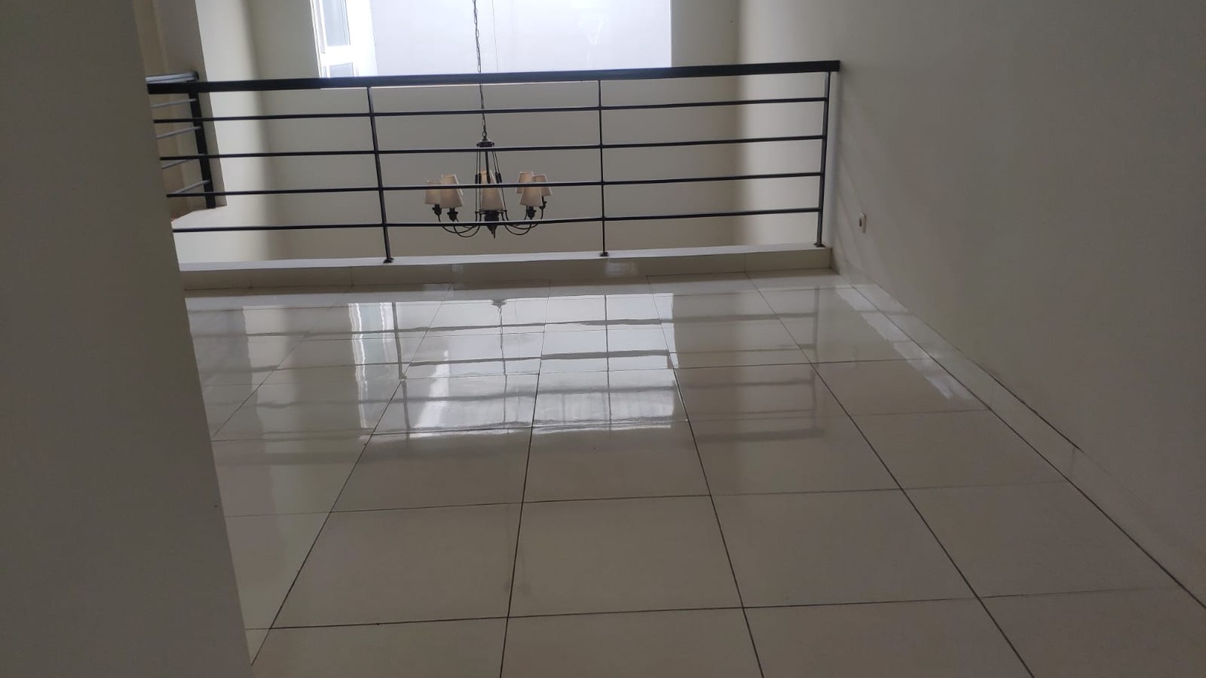 Rumah 2 lantai di Raffles Hills siap huni harga nego