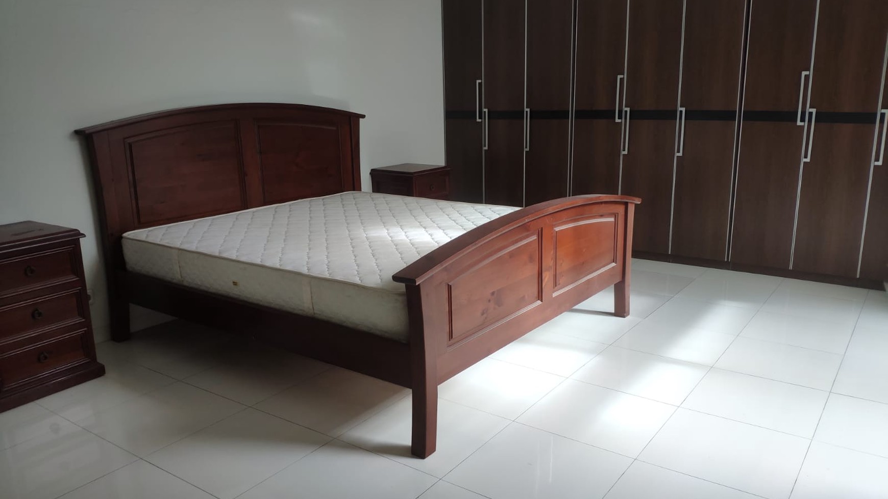 Rumah 2 lantai di Raffles Hills siap huni harga nego