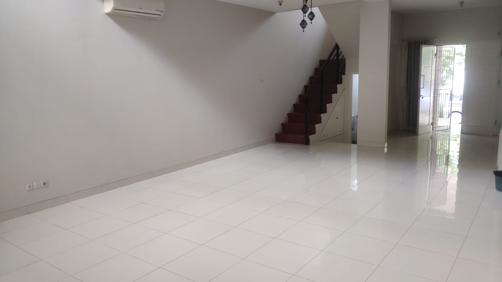 Rumah 2 lantai di Raffles Hills siap huni harga nego