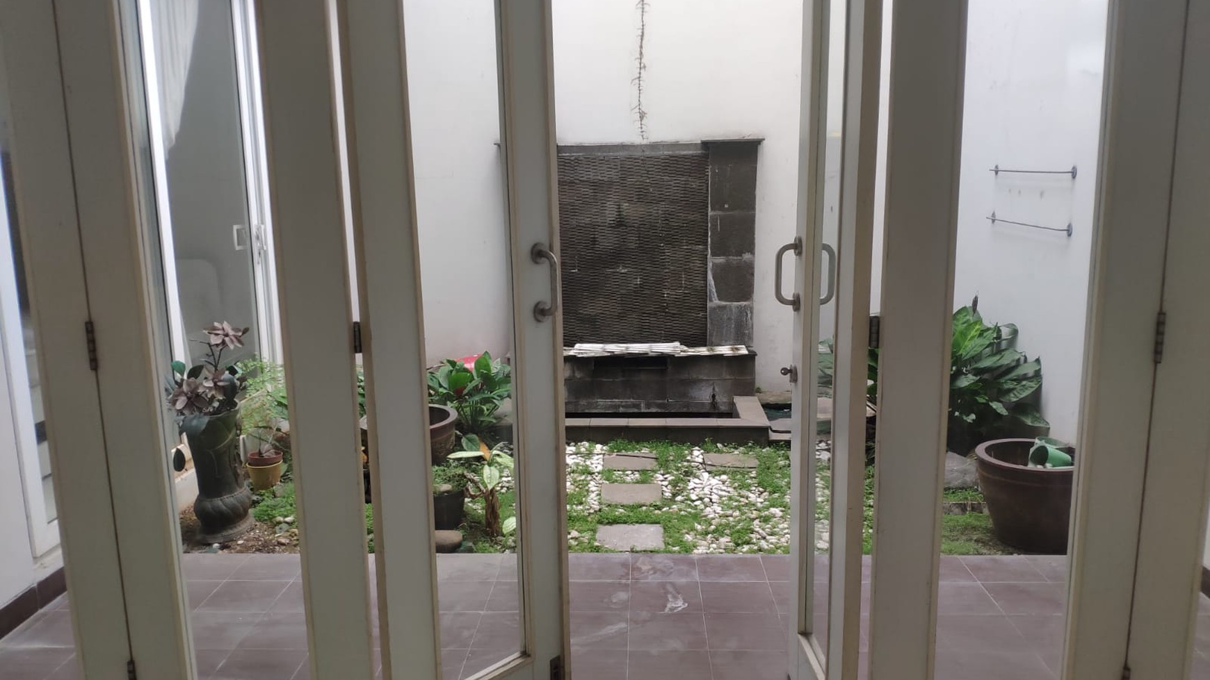 Rumah 2 lantai di Raffles Hills siap huni harga nego