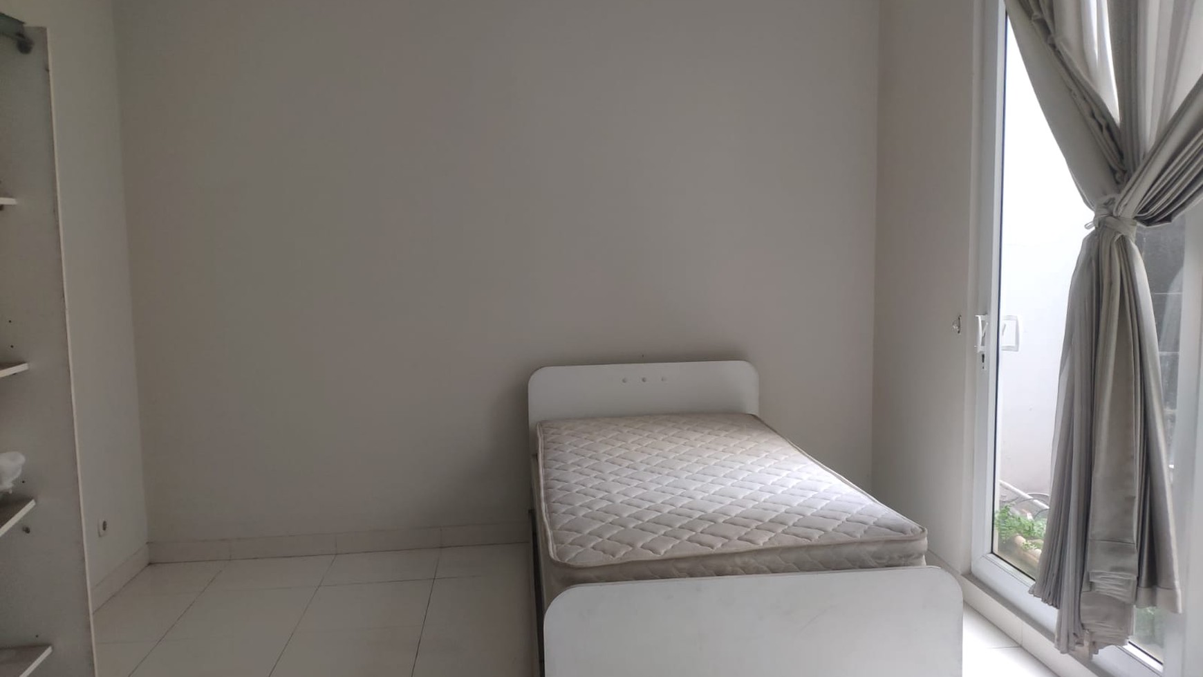 Rumah 2 lantai di Raffles Hills siap huni harga nego