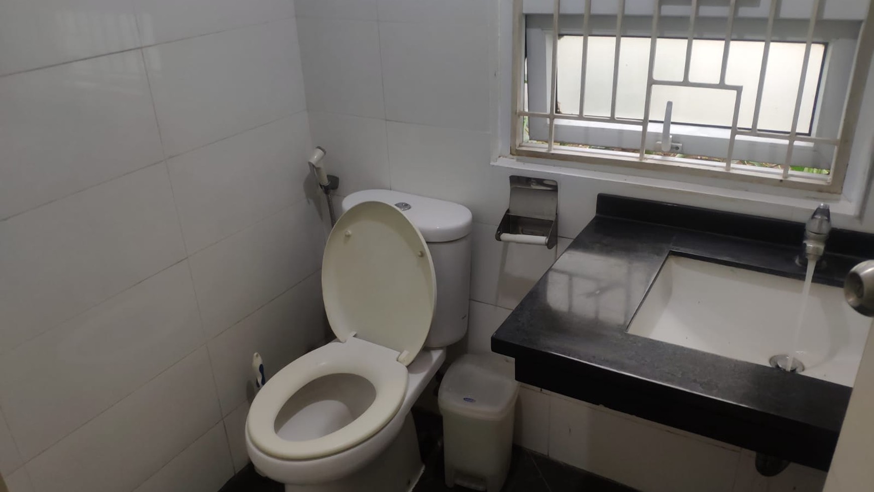 Rumah 2 lantai di Raffles Hills siap huni harga nego