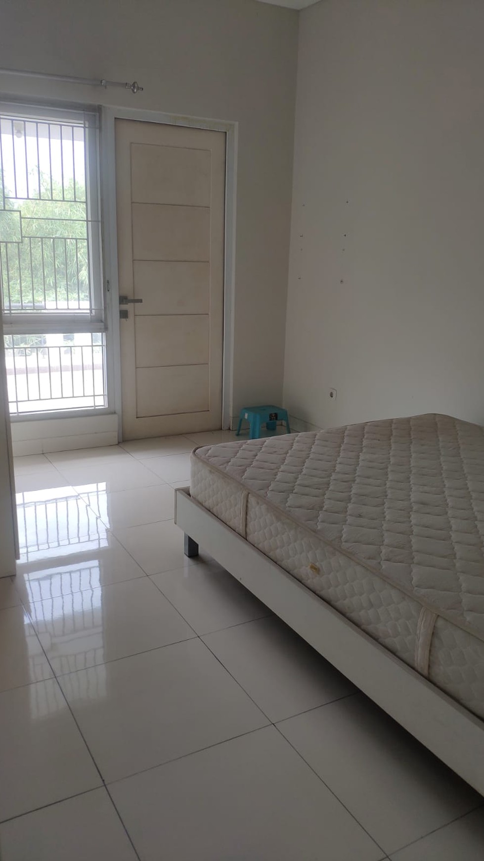 Rumah 2 lantai di Raffles Hills siap huni harga nego