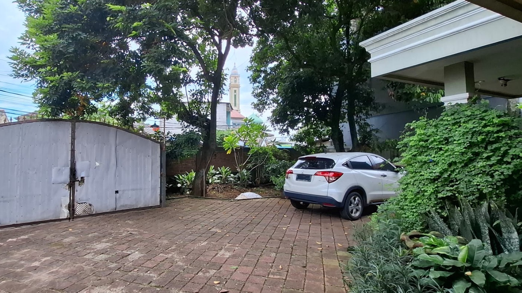 Rumah asri dengan halaman yang luas  Lokasi Strategis di Depok 