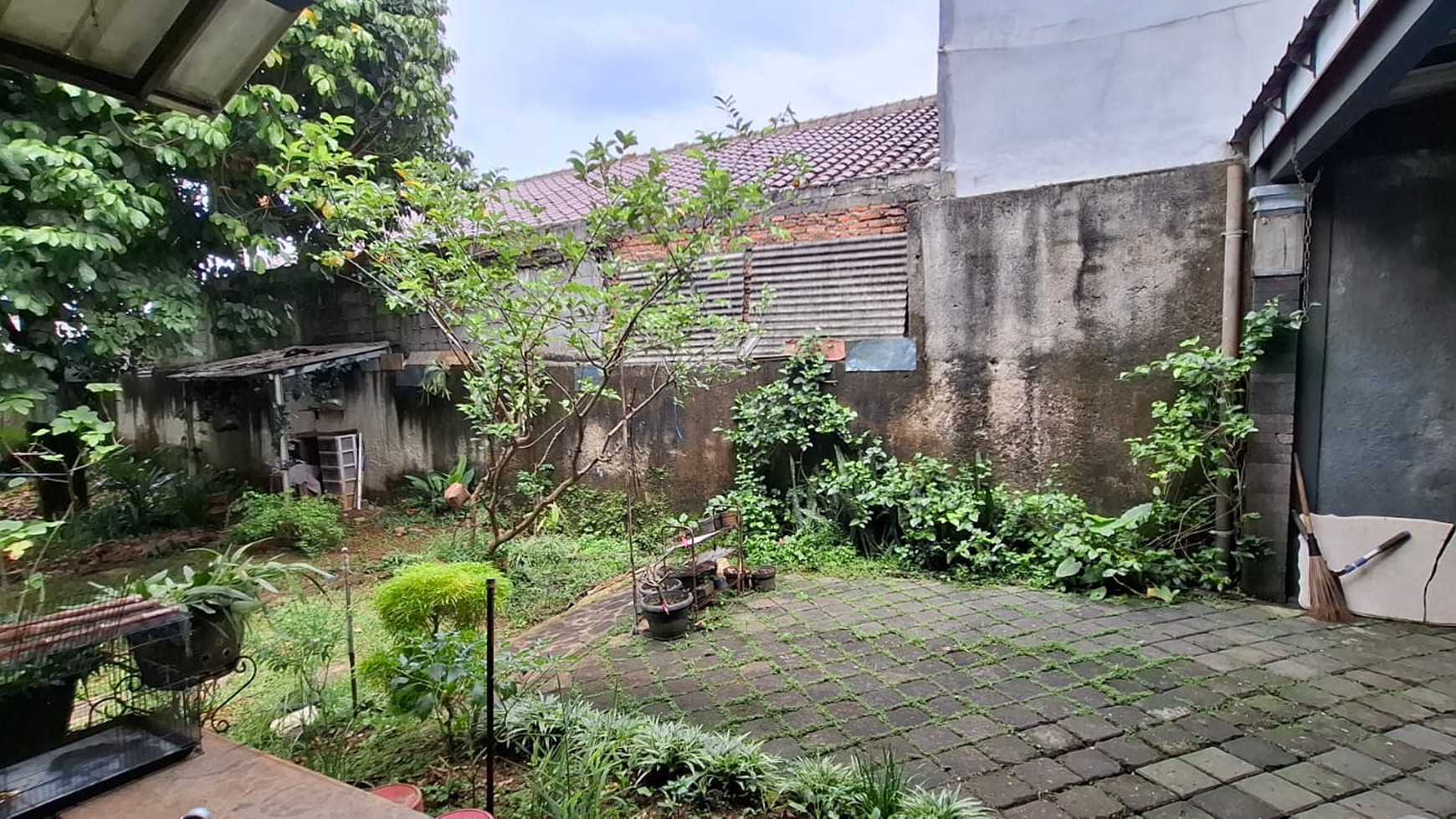 Rumah asri dengan halaman yang luas  Lokasi Strategis di Depok 