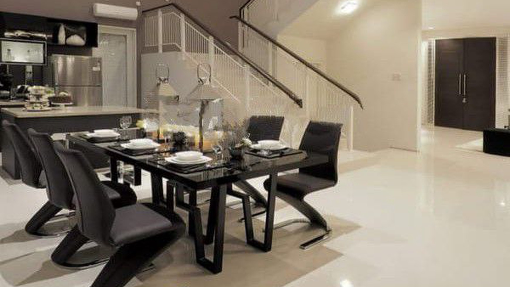 Rumah Semi Furnished Royal Residence, Surabaya