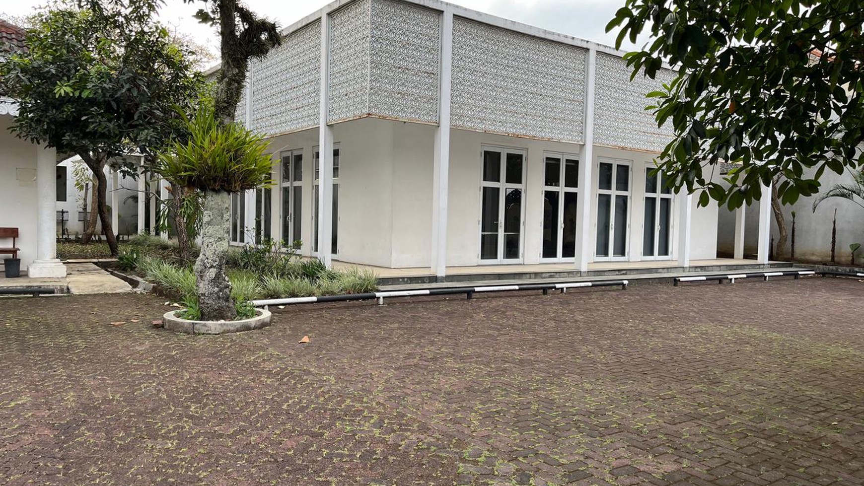 Dijual guest house hitung tanah depan Hotel Sheraton Dago Bandung
