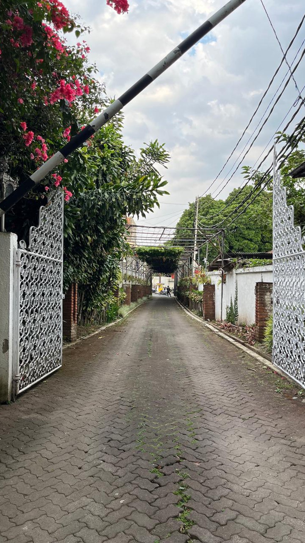 Dijual guest house hitung tanah depan Hotel Sheraton Dago Bandung