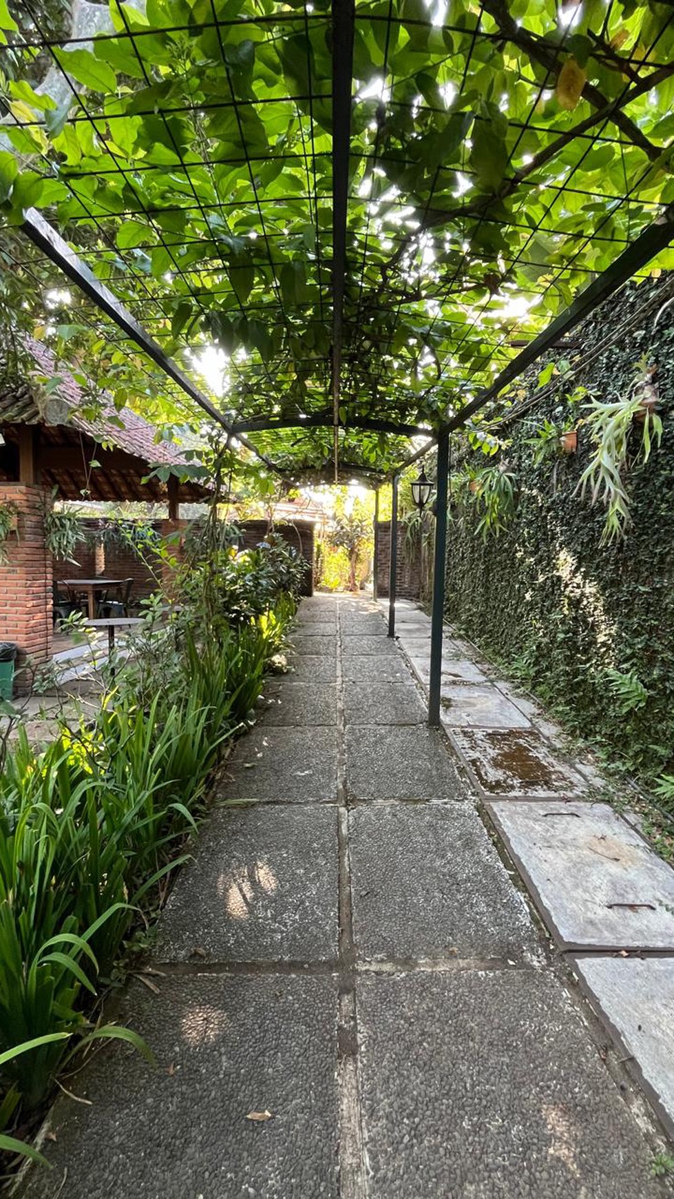 Dijual guest house hitung tanah depan Hotel Sheraton Dago Bandung
