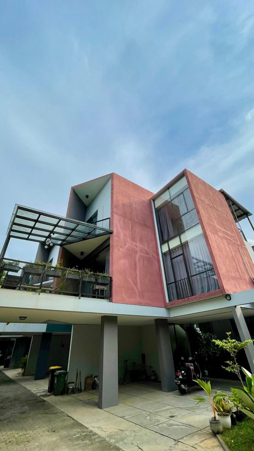 Rumah Full furnished, Bagus, Nyaman dan Asri, siap Huni di Jakarta Selatan