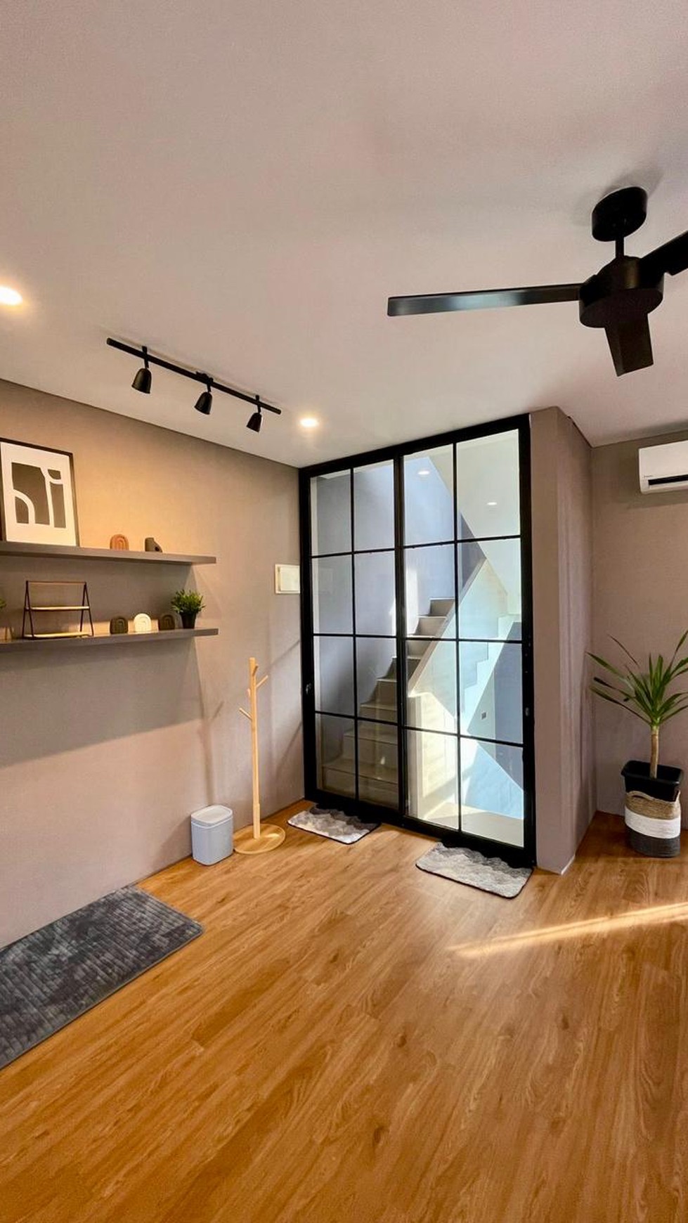 Rumah Full furnished, Bagus, Nyaman dan Asri, siap Huni di Jakarta Selatan