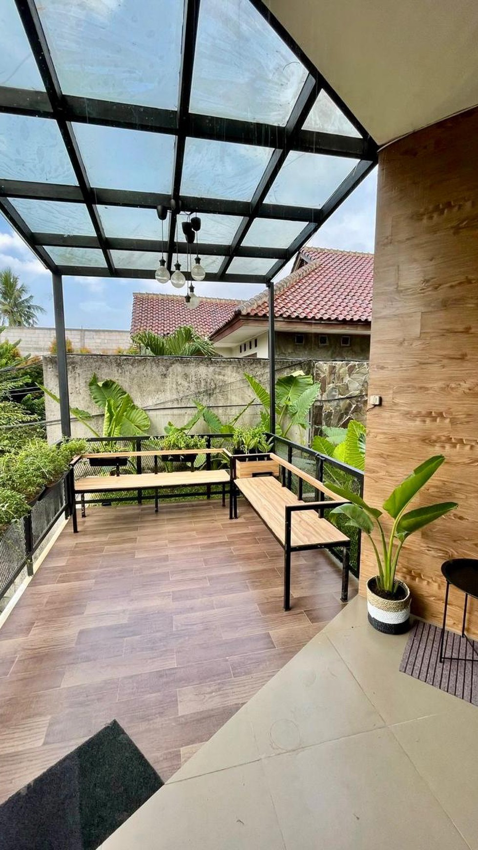 Rumah Full furnished, Bagus, Nyaman dan Asri, siap Huni di Jakarta Selatan