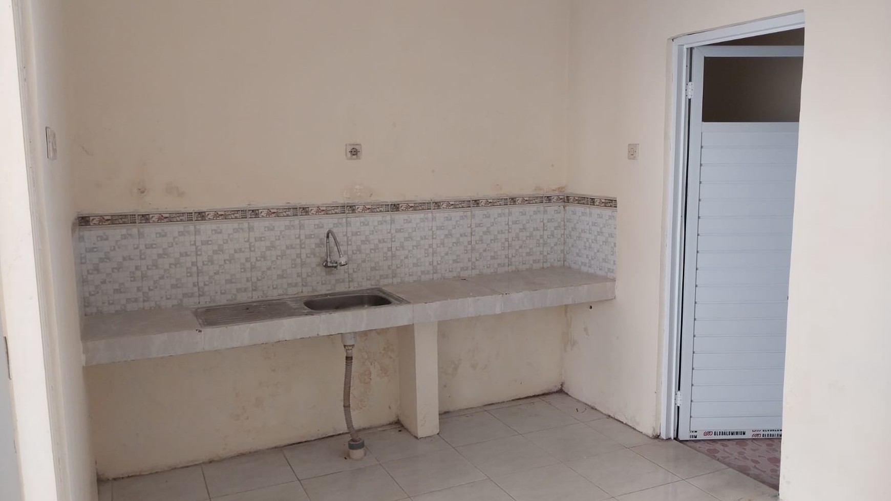Rumah Tinggal di Dekat Rumah Sakit Queen Latifa, Ring Road Barat