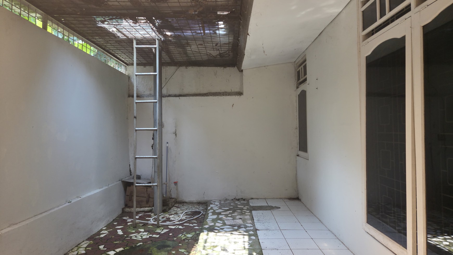 Rumah siap huni bagus dalam perumahan di ciputat