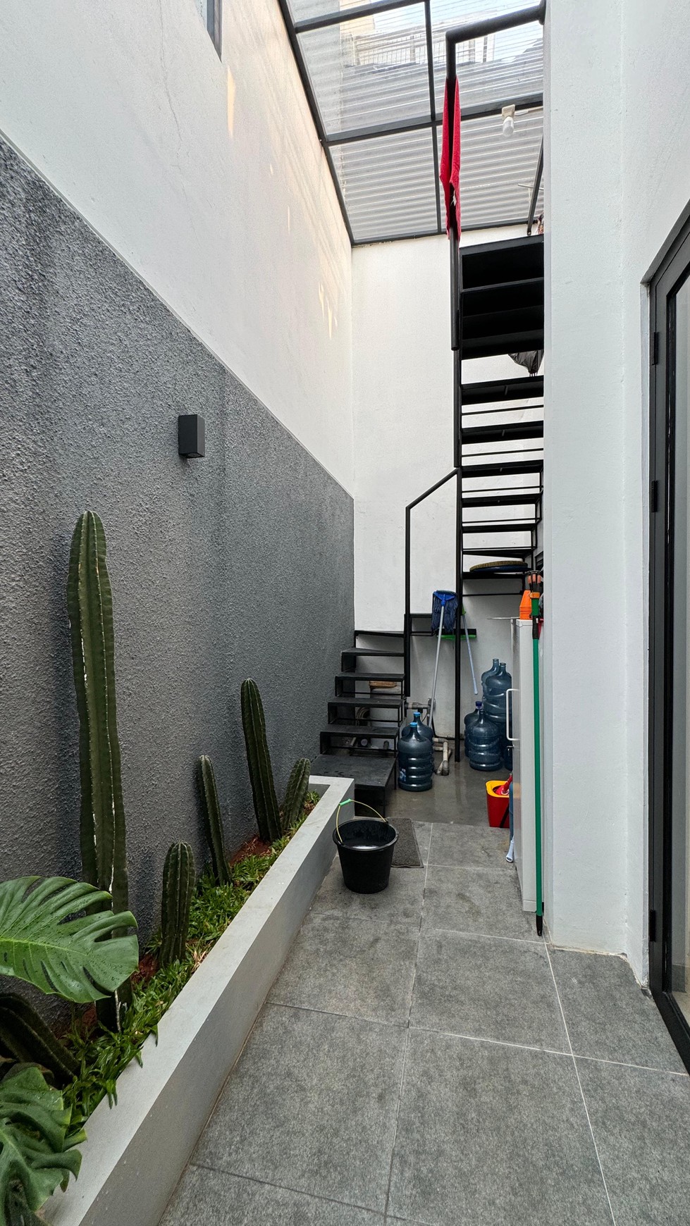 Rumah Minimalis Modern di Cluster Neo Bintaro siap huni