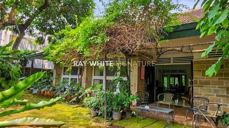 Rumah Lama Terawat di Jl Darmawangsa II 