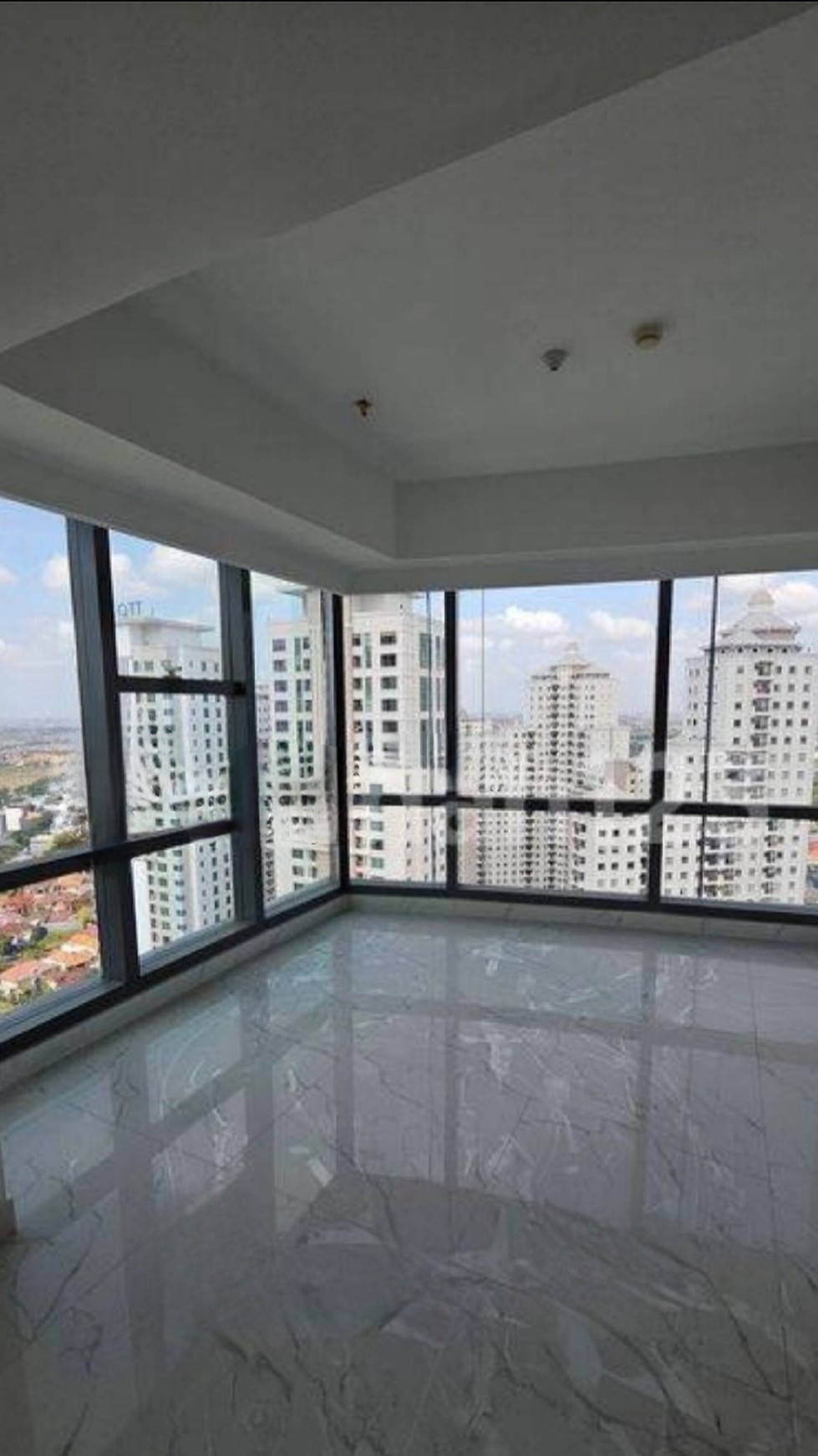 Dijual Aparatemen Laviz Pakuwon Mall Tipe 3+1 Bedroom Private Lift , View Golf , Bonus 4 Unit Ac New